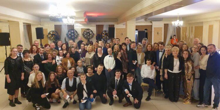 Tarnobrzeg: Znany wokalista spotkał się z podopiecznymi i sympatykami Stowarzyszenia Choinka Życzeń