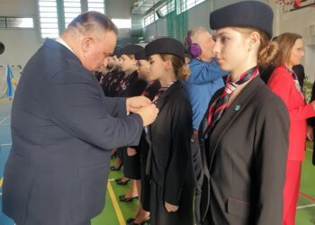 Tarnobrzeg: Uroczystość w „Prymasówce”. Przyszłe stewardesy i przyszli stewardzi złożyli ślubowanie