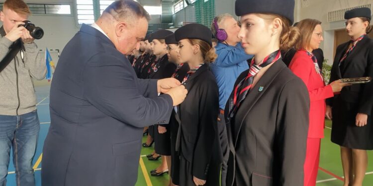 Tarnobrzeg: Uroczystość w „Prymasówce”. Przyszłe stewardesy i przyszli stewardzi złożyli ślubowanie