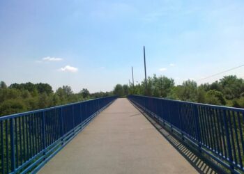Mielec: Prace remontowe kładki nad rzeką Wisłoką