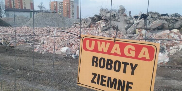 Tarnobrzeg: Góry gruzu znikną. W planach budowa