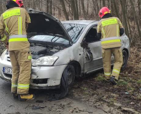 Klimontów Dachowanie samochodu w Adamczowicach