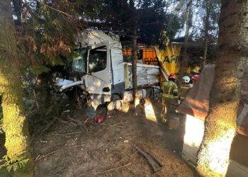 Lukawa: Uwaga, ciężarówka w rowie!