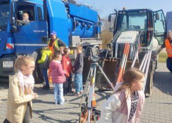 Tarnobrzeg: Specjalistyczne wozy i sprzęt przed Szkołą Podstawową numer 10