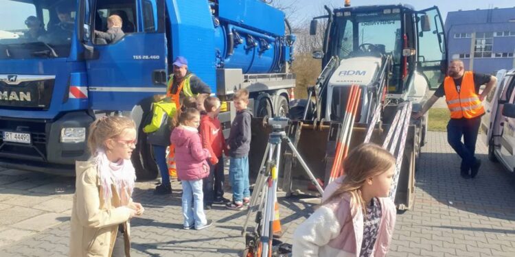 Tarnobrzeg: Specjalistyczne wozy i sprzęt przed Szkołą Podstawową numer 10