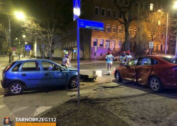 Tarnobrzeg: Zderzenie samochodów obok komendy policji