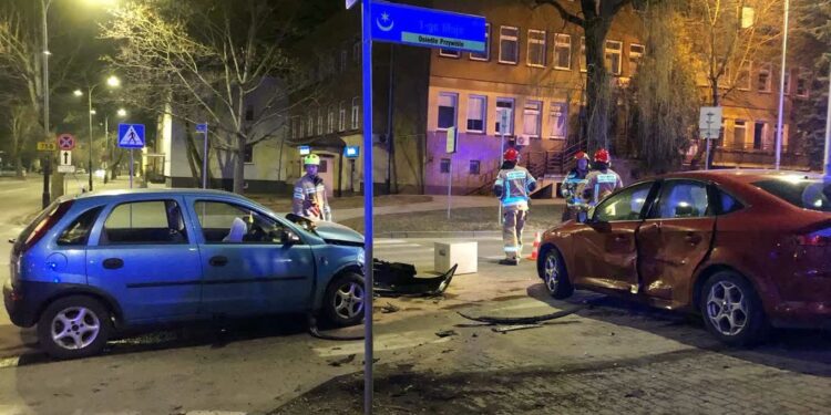 Tarnobrzeg: Zderzenie samochodów obok komendy policji