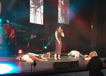 Tarnobrzeg: Ze sceny TDK wybrzmiało „nigdy więcej wojny…”