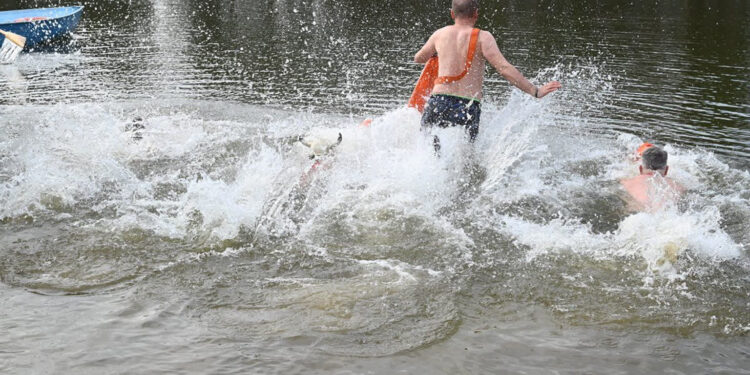 Stalowa Wola, Pysznica: Triatlonem stalowowolscy Lodołamacze zakończyli sezon morsowania
