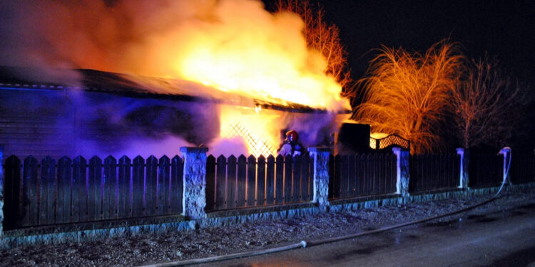 Tarnobrzeg. Pożar wiaty z drewnem