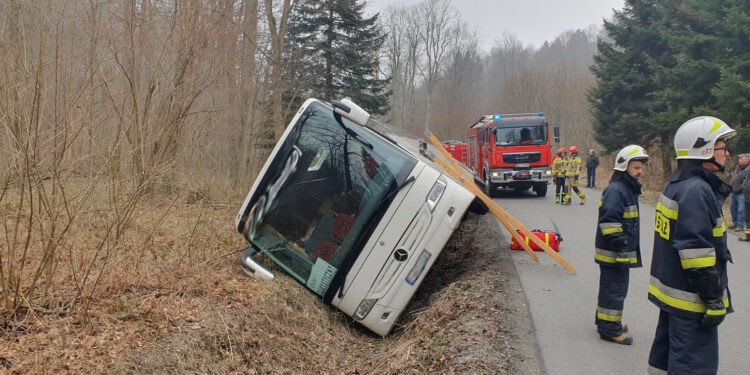 Podkarpacie: Wypadek autokaru turytycznego. Kilkanaście osób poszkodowanych