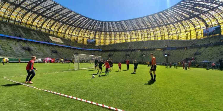 Klimontów: Piłka pokonuje bariery