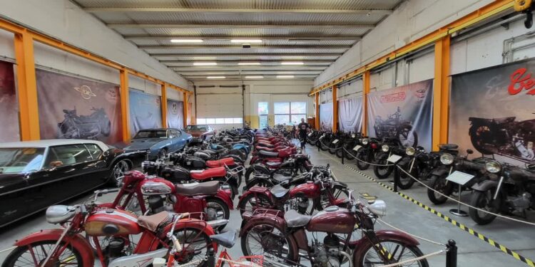 Sandomierz. Blisko 80 zabytkowych motocykli na wystawie w jednym miejscu