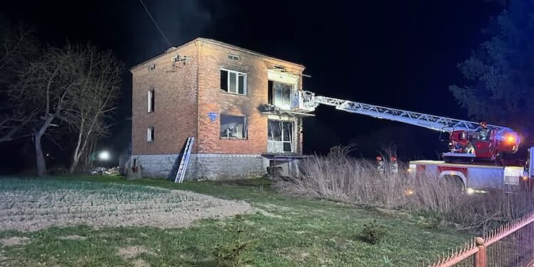 Sandomierz: Pożar pustostanu. Znaleziono zwęglone zwłoki.