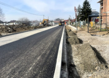 Stalowa Wola: Przebudowa ulicy Jaśminowej – jest pierwsza warstwa asfaltu.