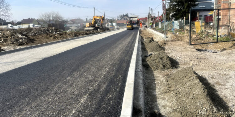Stalowa Wola: Przebudowa ulicy Jaśminowej – jest pierwsza warstwa asfaltu.