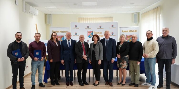 Nisko: Powiat podpisał umowy na kolejne inwestycje w szkołach ponadpodstawowych