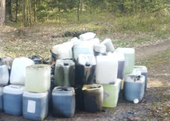Goliszowiec: Policja poszukuje sprawcy porzucenia pojemników z chemikaliami w lesie