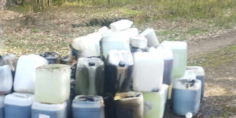 Goliszowiec: Policja poszukuje sprawcy porzucenia pojemników z chemikaliami w lesie