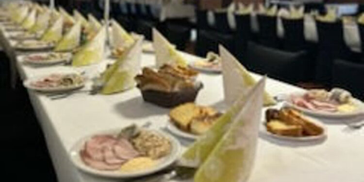 Stalowa Wola: Ubodzy i samotni mieszkańcy spotkali się przy wielkanocnym stole