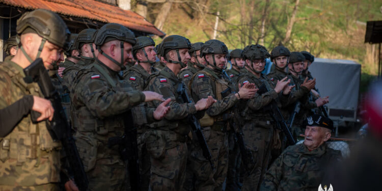 Dębica: Sztafeta pokoleń – żołnierze 3 PBOT z wizytą u najstarszego czołgisty Wojska Polskiego