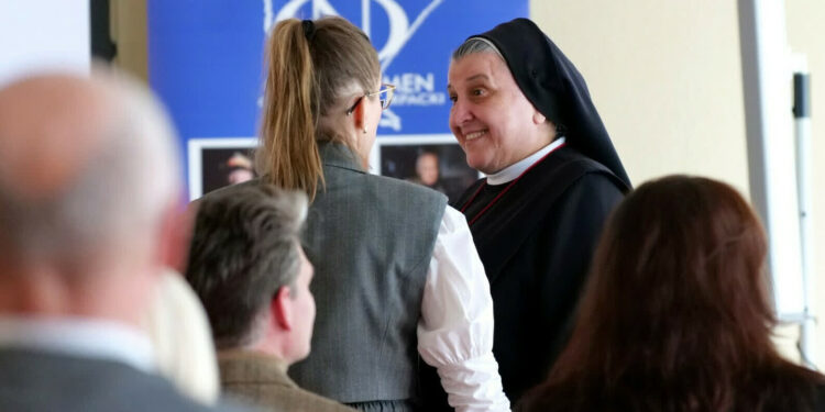 Stalową Wolę odwiedziła siostra Michaela Rak – okazją była promocja książki o tej wyjątkowej zakonnicy