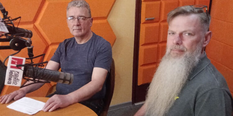 Dyrektor Aitomobilklubu Stalowa Wola Henryk Drzymała i Bartosz Skórczyński, komandor zbliżajacego się rajdu