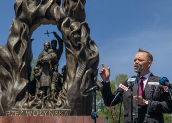 Domostwa: Karol Nawrocki złożył kwiaty przy pomniku „Rzeź Wołyńska”