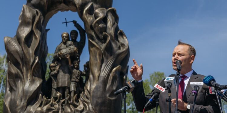 Domostwa: Karol Nawrocki złożył kwiaty przy pomniku „Rzeź Wołyńska”
