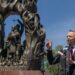 Domostwa: Karol Nawrocki złożył kwiaty przy pomniku „Rzeź Wołyńska”