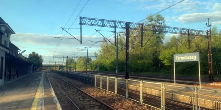 Tarnobrzeg: Cudem przeżył potrącenie przez pociąg
