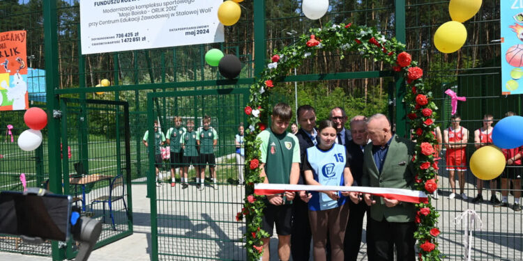 Orlik przy CEZ w Stalowej Woli już otwarty – młodzież cieszy się odnowionym obiektem