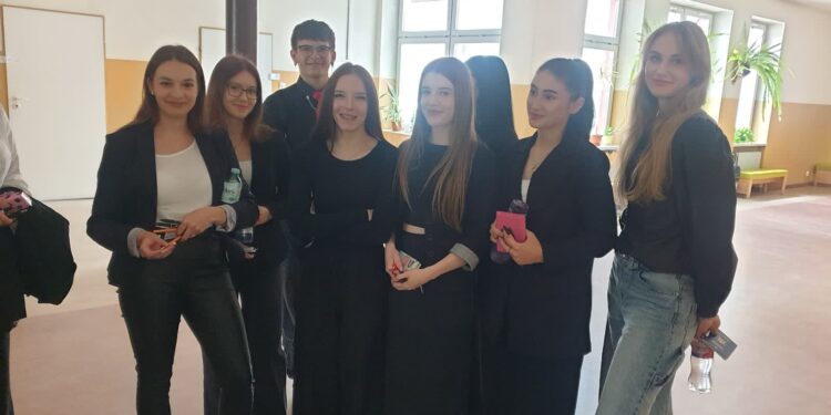 Tarnobrzeg: Maturzyści rozpoczęli egzaminacyjny maraton