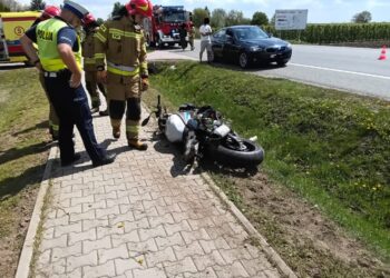 Kleczanów: Zderzenie osobówki z motocyklem. Jedna osoba poszkodowana.