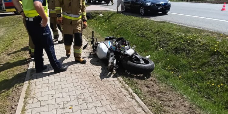 Kleczanów: Zderzenie osobówki z motocyklem. Jedna osoba poszkodowana.