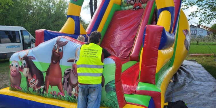 Dziurów: Sprzątanie, integracja, zabawa