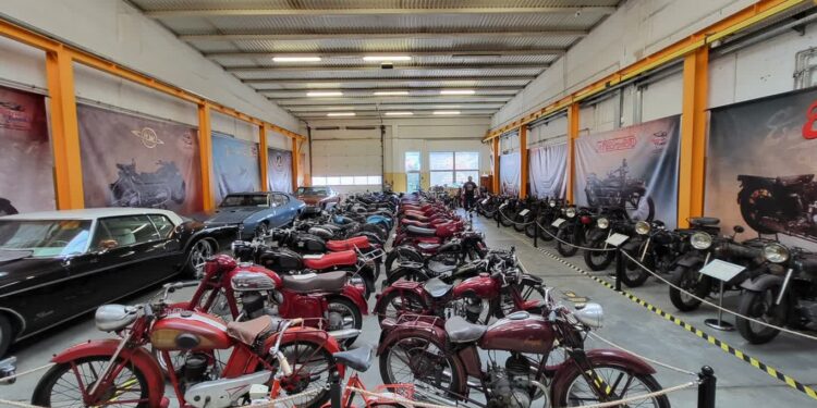 Sandomierz. Blisko 80 zabytkowych motocykli w Retro Bazie