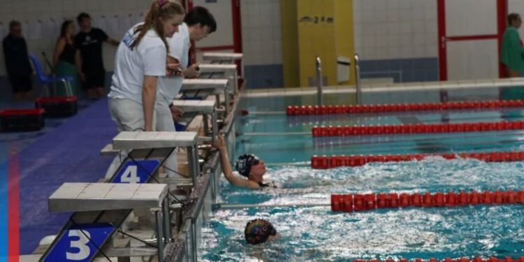 Dębica: Lekarze z Polski rywalizowali na mistrzostwach pływackich w Dębicy