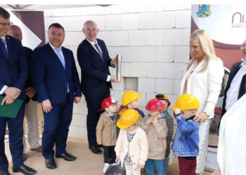 Nisko: Maluchy wmurowały kamień węgielny pod rozbudowywany Żłobek Miejski
