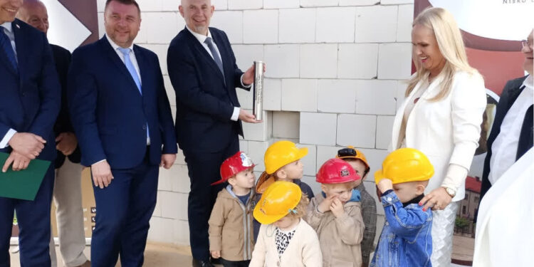 Nisko: Maluchy wmurowały kamień węgielny pod rozbudowywany Żłobek Miejski