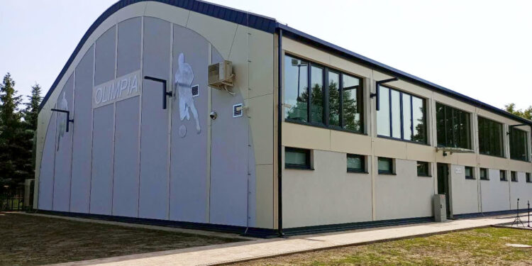 Stalowa Wola: Hala sportowa przy 'Piątce’ już oddana do użytku – pierwszy taki obiekt w mieście