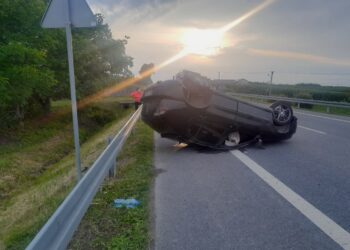 Komorna: Zablokowana droga po zderzeniu samochodu osobowego z ciągnikiem