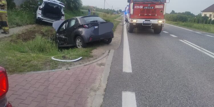 Pęchów: Ruch wahadłowy na dk9 po zderzeniu dwóch samochodów