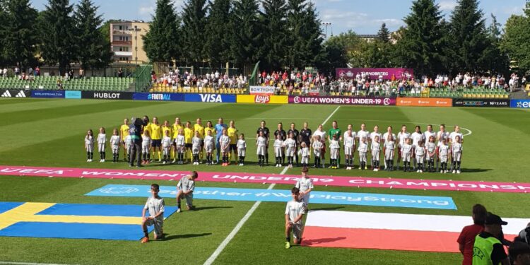 Tarnobrzeg: Młode Polki z wygraną, ale poza półfinałem Mistrzostw Europy. Kibice się spisali