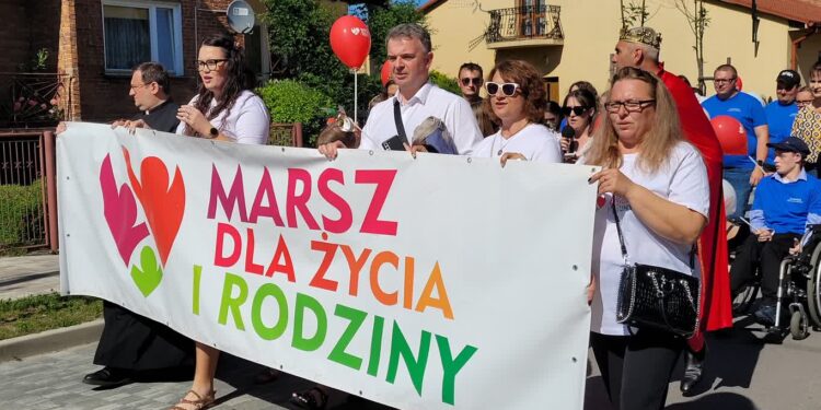 Koprzywnica: Radość, rodzina, wartości – Marsz dla Życia i Rodziny (FOTO)