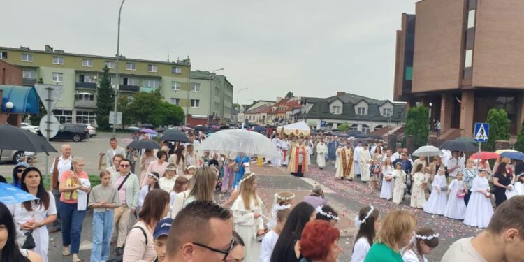 Tarnobrzeg: Procesja eucharystyczna w Uroczystość Najświętszego Ciała i Krwi Chrystusa