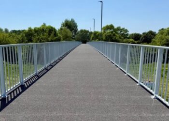 Mielec: Zmodernizowana kładka na rzece Wisłoce oficjalnie oddana