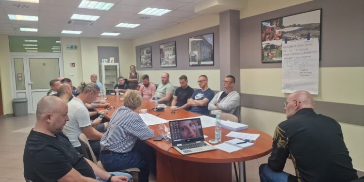 Mielec: Ratownicy medyczni uczą się komunikacji z „agresywnym pacjentem”