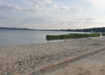 Tarnobrzeg: Nad jeziorem „wypoczywaj z głową” – apel służb