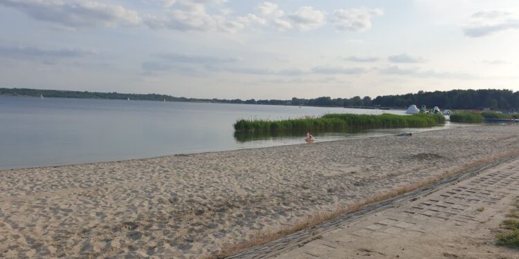 Tarnobrzeg: Nad jeziorem „wypoczywaj z głową” – apel służb